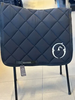 Vestrum Helsinki Dressur Schabrak Black/White< Dressur Schabraker