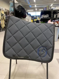 Vestrum Helsinki Dressur Schabrak Dark Grey/Blue Navy< Dressur Schabraker